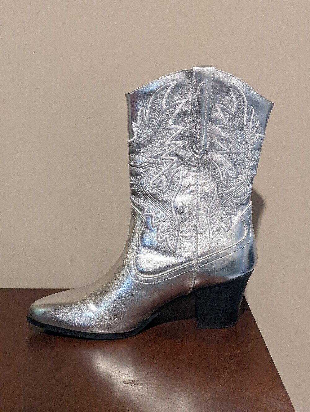 Women’s 8 Silver Metallic Western Ankle Boots -